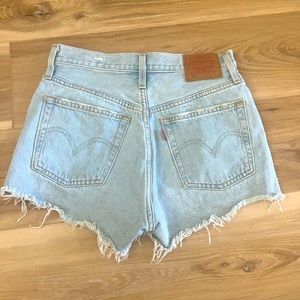 NWOT 501 LEVIS DENIM SHORTS SIZE 25 LIGHT WASH